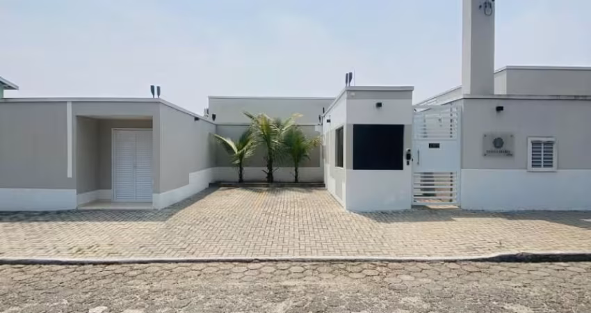 Casa no condomínio fechado Santa Maria com ótima localização.
