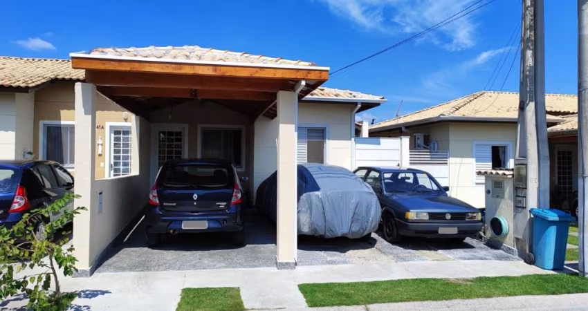 Linda casa no Condomínio Casabella, 2 quartos, com corredor.  Excelente condomínio ao lado da rodoviária, a poucos minutos de acessos a Dutra, supermercados e farmácias;