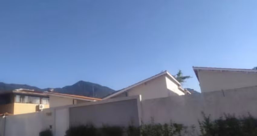 Casa com ótima localização em condomínio fechado na praia de Massaguaçu.