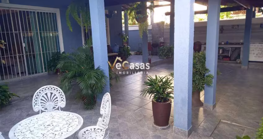 Casa linear com jardim sendo que tem 3 suítes, com quintal e garagem coberta