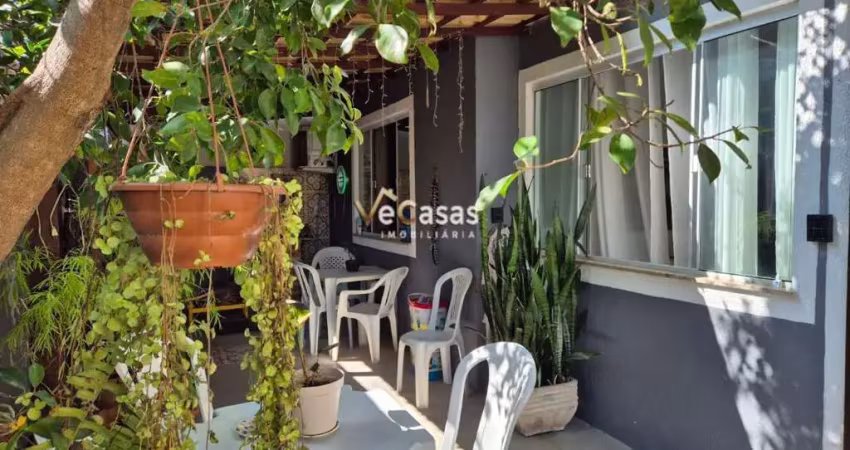 Casa linear aconchegante geminada última casa com área externa