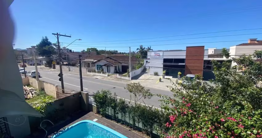 Charmoso sobrado no bairro floresta com 5 quartos (1 suíte), piscina, área de festas com churrasqueira, 4 vagas de garagem coberta, e muito espaço