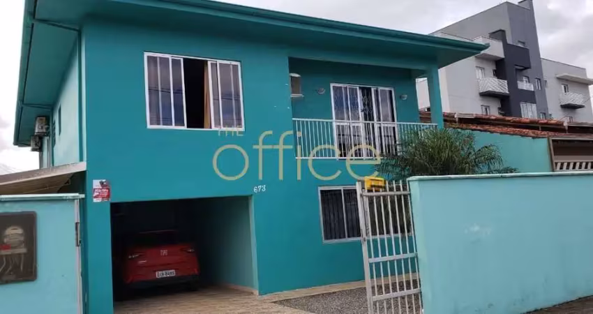 Sobrado à venda: casa no guanabara com 4 quartos e 6 vagas de garagem - oportunidade única em joinville-sc!