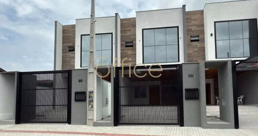 Sobrado à venda em Joinville-SC, Saguaçu: 3 quartos, 1 suíte, 2 salas, 2 banheiros, 2 vagas, 132m². Venha conferir!