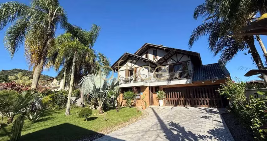 Sobrado com 04 dormitórios e terreno medindo 615 m2.