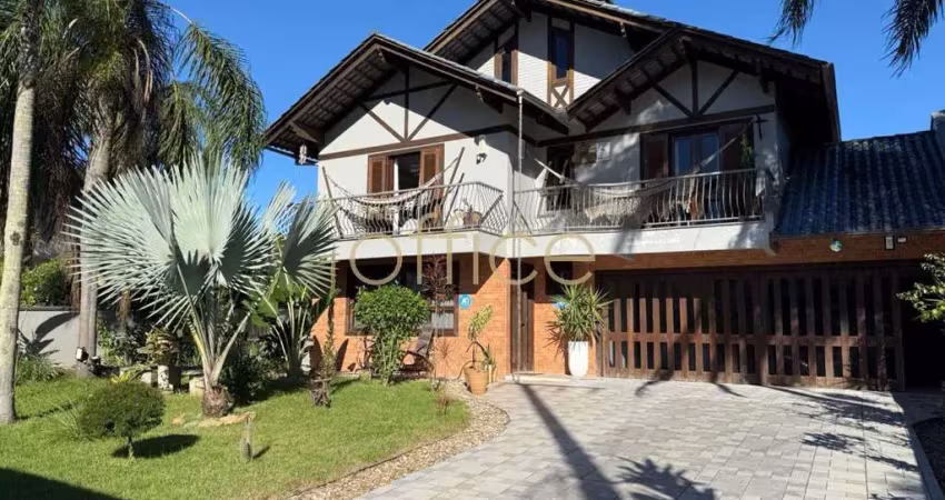 Sobrado com 04 dormitórios e terreno medindo 615 m2.