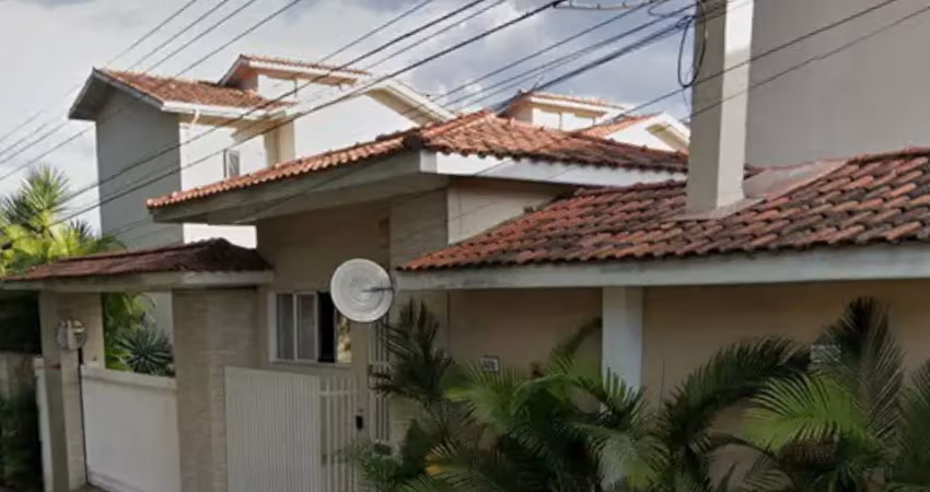 Casa com 3 dormitórios sendo uma suíte à venda em condomínio fechado