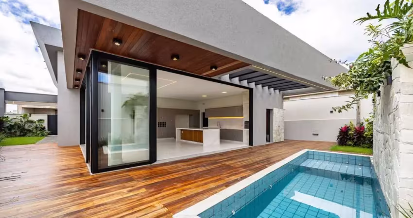 Casa térrea em condomínio com 3 suítes e piscina à venda em Goiânia.