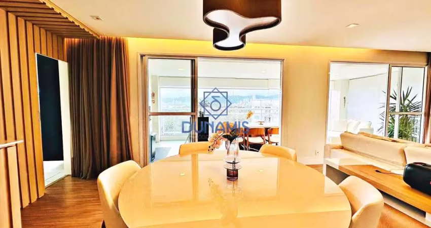 Maravilhoso apartamento na praia da enseada, com uma maravilhosa vista para o mar e montanha.