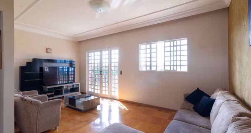 Sobrado com 5 dormitórios à venda, 220 m² por R$ 700.000,00 - Residencial Abussafe - Londrina/PR