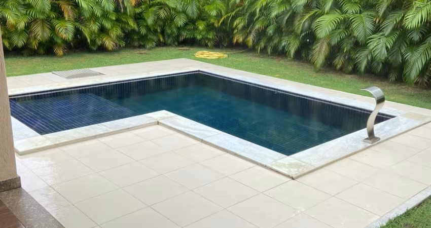 Alugo Excelente Casa 4/4 suítes com Piscina em busca Vida