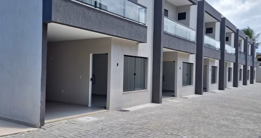 Excelente Casa Nova Duplex 4/4 suítes em Buraquinho