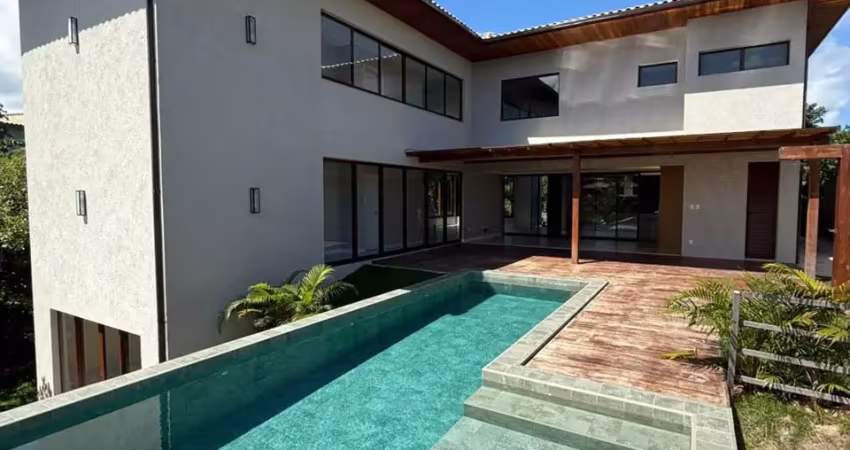 Casa alto padrão à venda no condomínio praia bella em praia do forte , bahia.