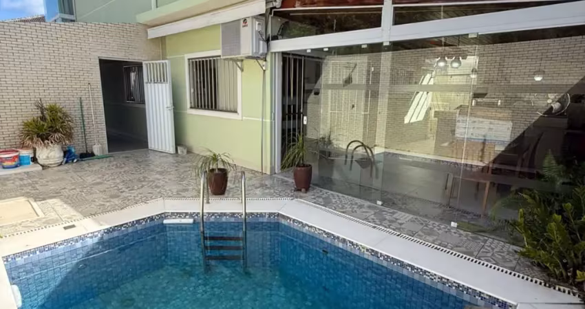 Casa espetacular para venda em buraquinho 5/4 suítes com piscina privativa
