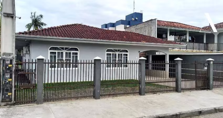 Casa com 4 dormitórios à venda, 250 m² por R$ 800.000,00 - Iririú - Joinville/SC