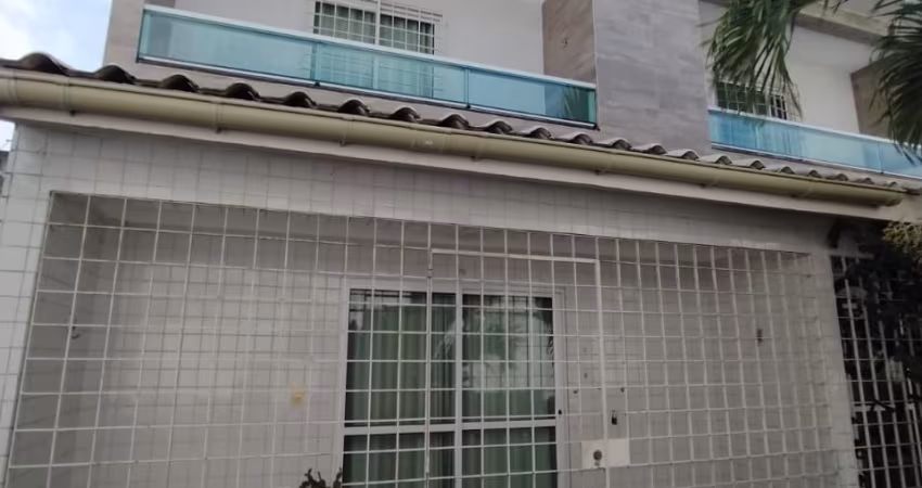 Sobrado Exclusivo no Condomínio: Seu Refúgio de Privacidade e Conforto! Descrição: