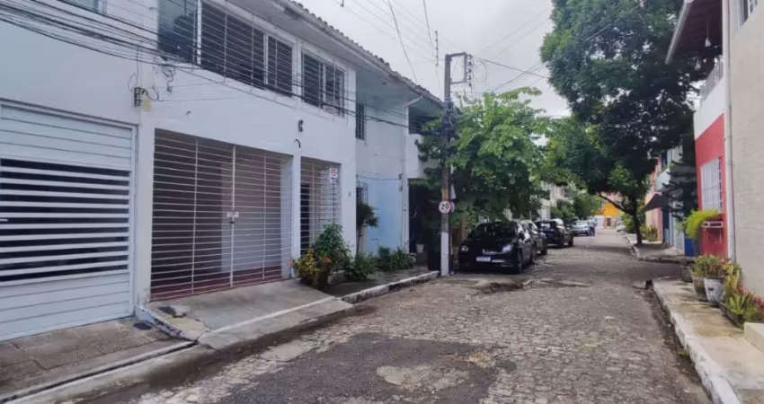 'viva com segurança e conforto: casa espaçosa em condomínio exclusivo no poço da panela'