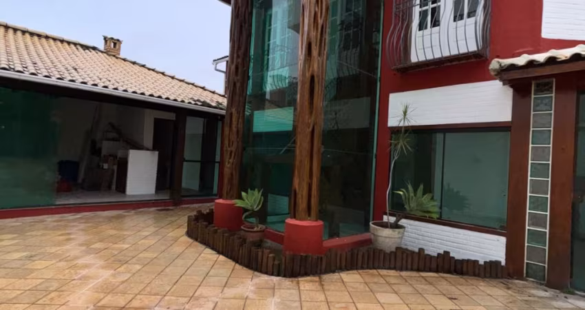 Charmosa Casa Duplex com Toque Rústico e Amplo Espaço Externo!