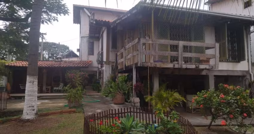 Casa à Venda em Niterói-RJ, Bairro Piratininga: 4 quartos, 1 suíte, 2 salas, 3 vagas, 220m² de área.