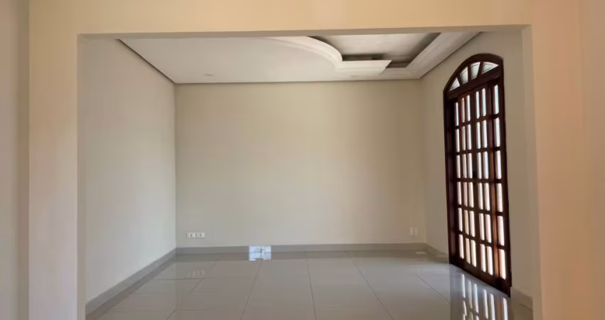 LINDA CASA COM 3 DORMITÓRIOS E 1 SUÍTE - BAIRRO CAMPOS ELÍSEOS