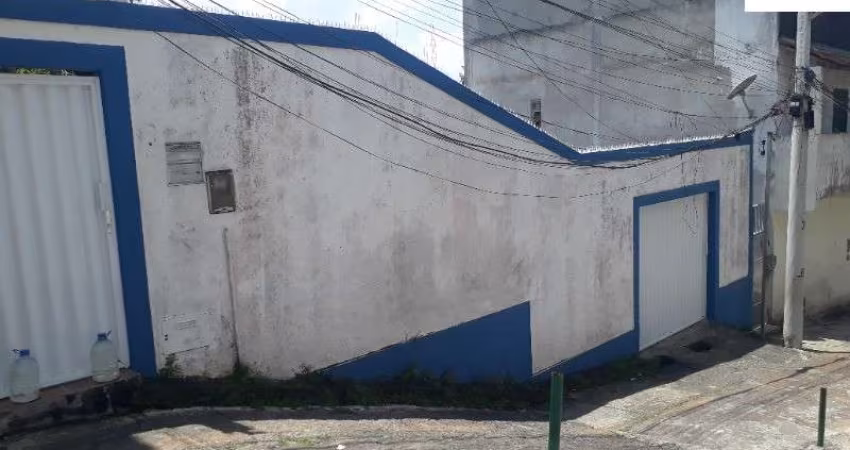 Casa com terreno amplo medindo 300 m² para construção e investimento na Cajazeiras X, escriturado a venda em Salvador Bahia