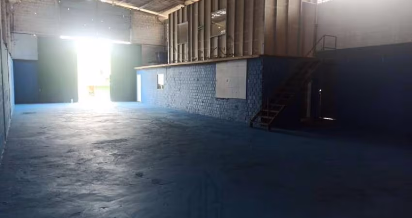 Galpão com 200 m² no Centro Empresarial Sueli portaria 24 horas pé direito medindo 6 metros, 3 salas em Águas Claras Br 324 alugar em Salvador Bahia