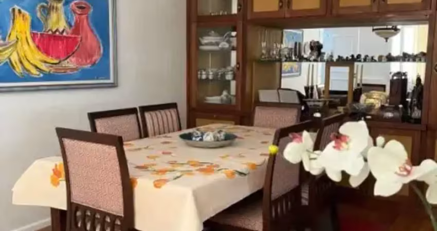 Apartamento ,  com 3 quartos todo reformado em Copacabana
