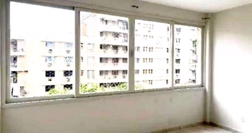Apartamento com 2 quartos e dependência completa na Tijuca