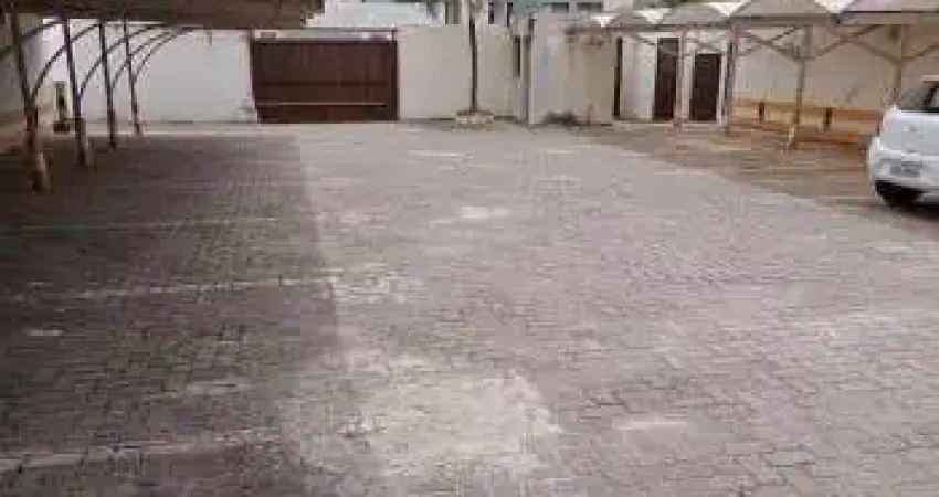 Galpão com 200 metros no costa azul, frente de rua, com terreno de 700,00 m²