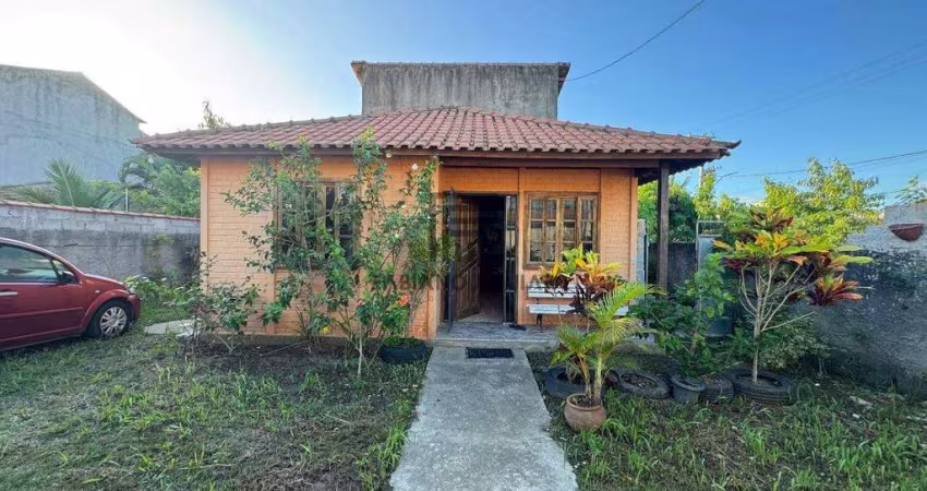 Casa em Araruama, 4 quartos, 3 cozinhas - R$ 480.000,00 - Centro