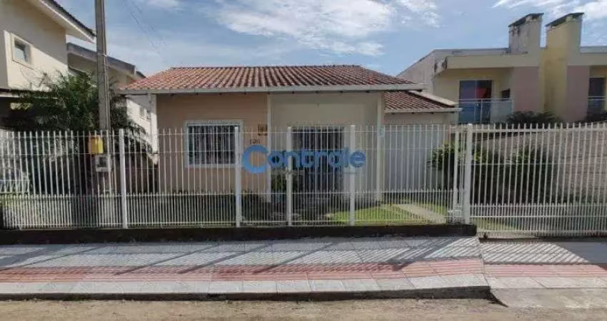 vh - Casa de 02 dormitórios sendo 01 suíte com piscina e edicula no Aririú - Palhoça