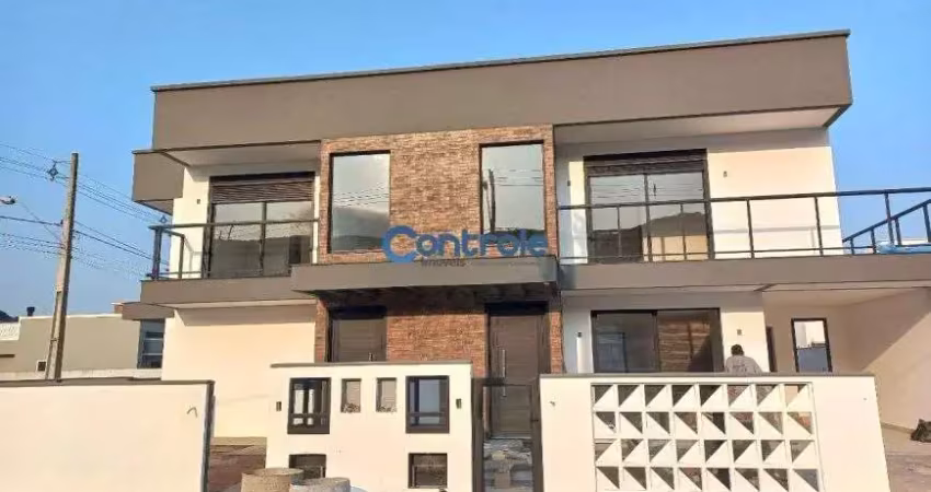 Sobrado 03 dormitórios com suíte e quintal em Forquilhas São José - SC.