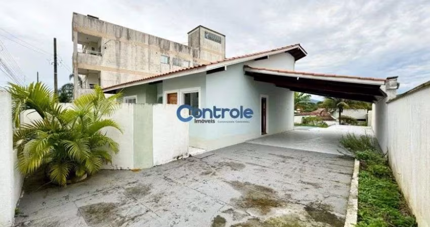 CM/Casa ampla com piscina à venda no Ceniro Martins em São José - SC