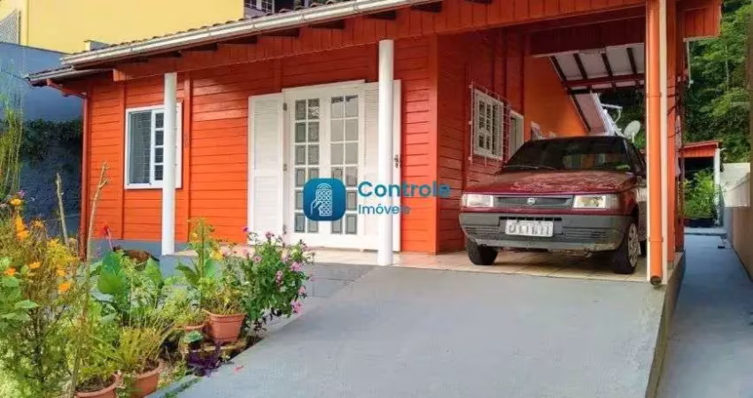 Casa com 03 dormitórios no Centro Histórico, em São José.