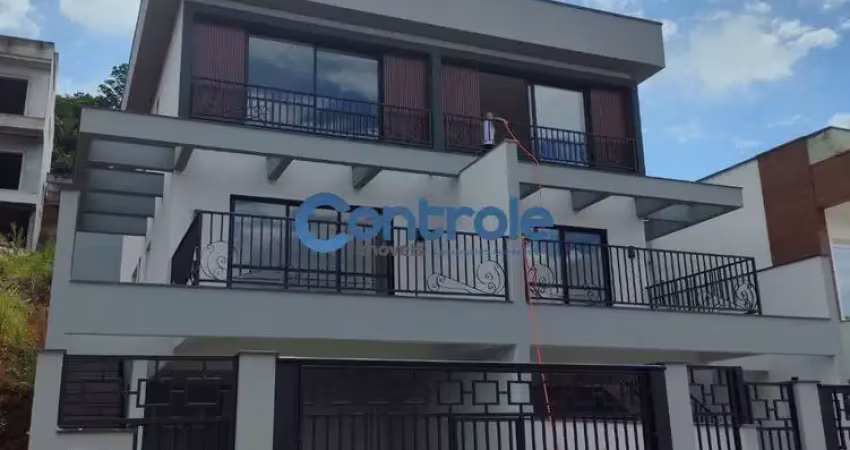 Sobrado com 3 dormitórios sendo 1 suíte em Palhoça/SC.
