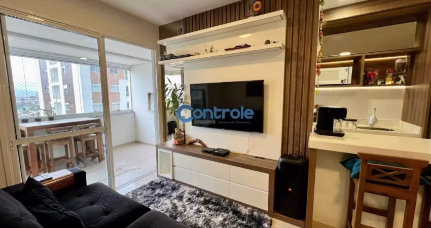 Apartamento com 03 dormitórios, andar alto e 02 vagas em Barreiros / São José.