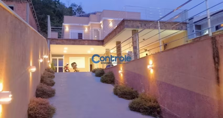 Casa com 3 dormitórios sendo 1 suíte em Potecas/São José, SC