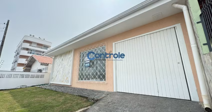 Excelente casa com 03 dormitórios em Barreiros...