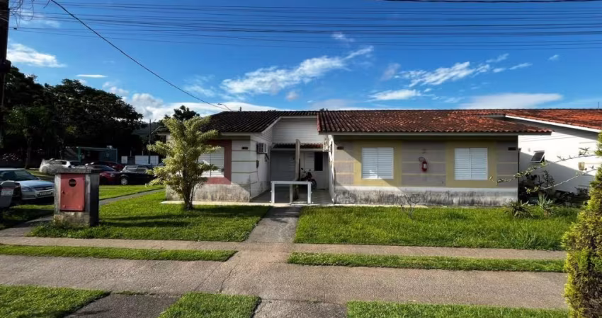 Casa com 03 dormitórios em condominio fechado em Palhoça.