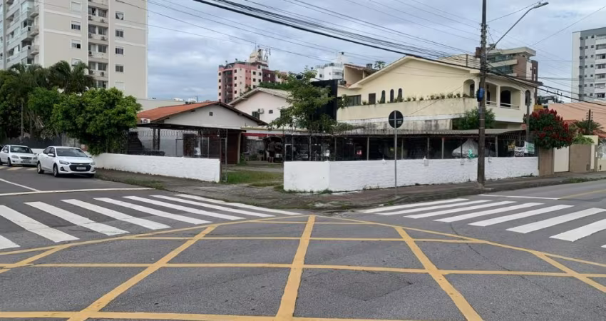 Lote de esquina com 539 m² no Bairro Estreito, Florianópolis/SC.