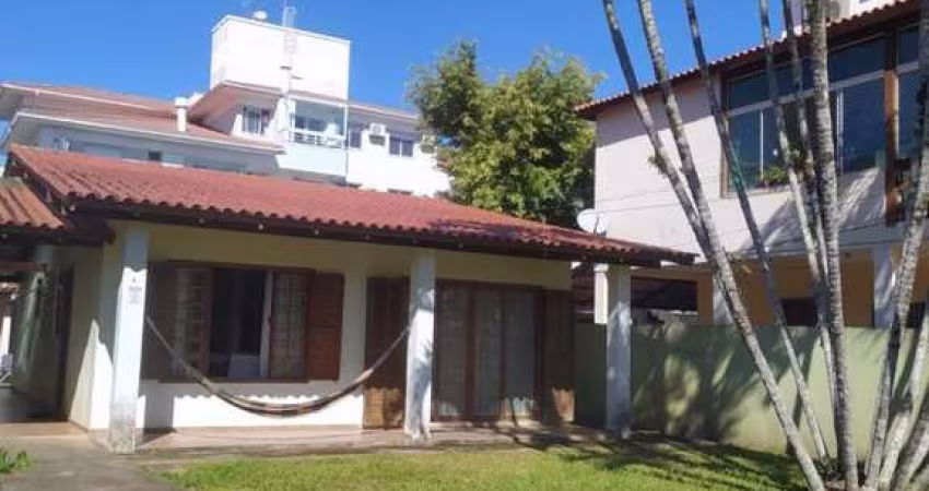 Casa para Venda em Florianópolis, Canasvieiras, 2 dormitórios, 1 suíte, 2 banheiros, 3 vagas