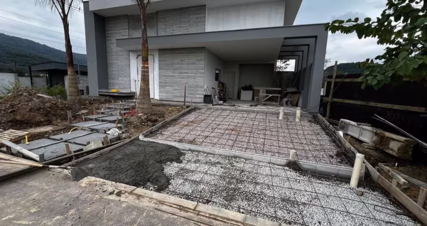 Casa Alto Padrão para Venda em Palhoça, Pedra Branca, 3 dormitórios, 1 suíte, 3 banheiros, 2 vagas