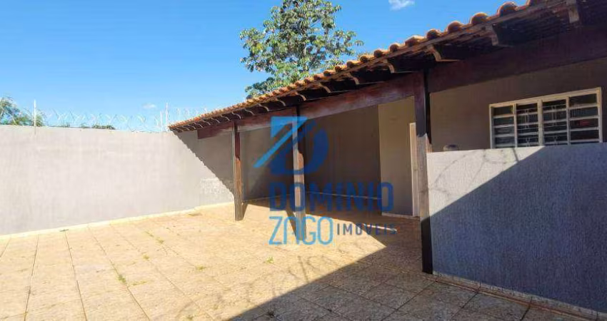 Casa excelente no Bairro Boa Vista, Av. Elias Cruvinel.