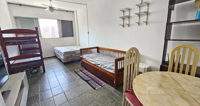 Kit net espaçosa a 100 metros da praia na Mirim