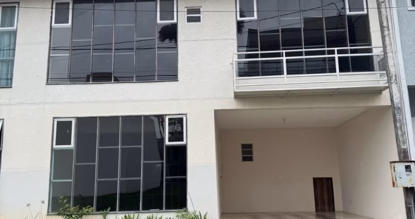 Sobrado em condomínio com 3 suítes