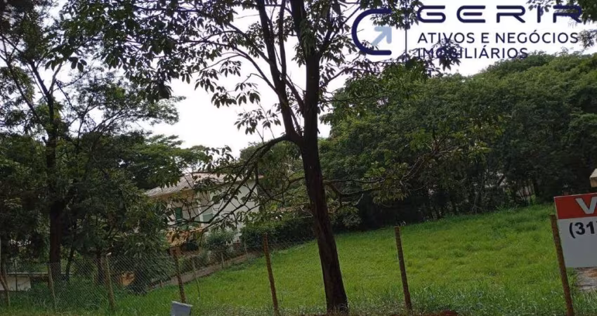 Excelente lote, localizado na avenida principal do Condomínio!