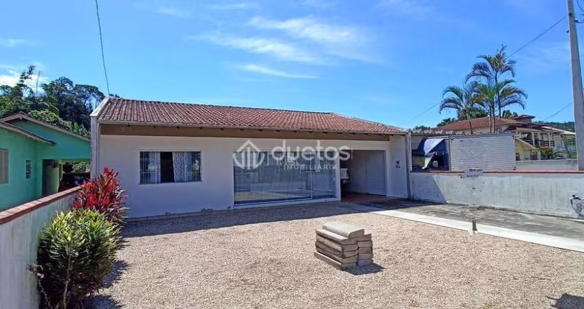 Casa com 3 dormitórios e excelente localização a venda
