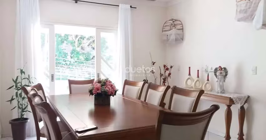 Casa com 3 dormitórios, suíte com closet, 3 sacadas e área de festas.