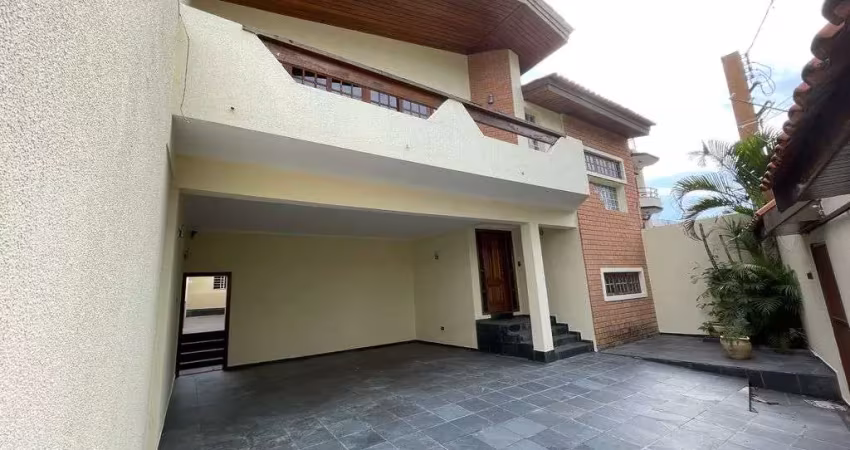 Sobrado à Venda 3 Quartos(Suíte com Hidro) Churrasqueira e Garagem para 4 Carros