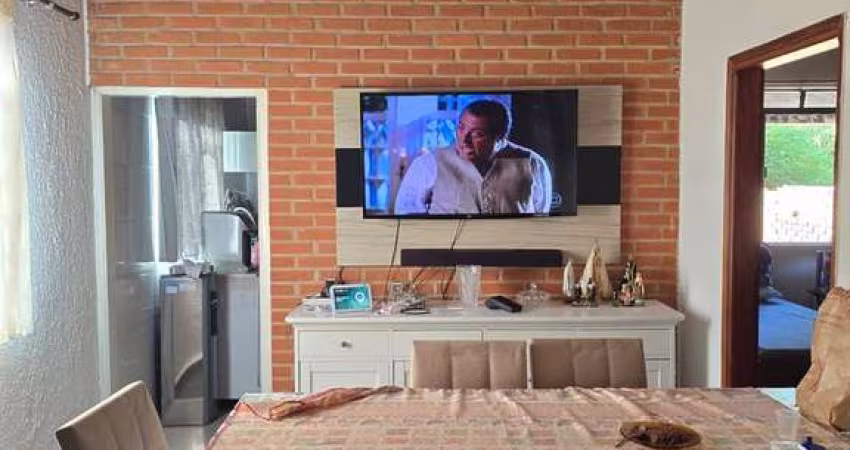 Casa à Venda com Amplo Terreno – Ideal para Construção ou Moradia